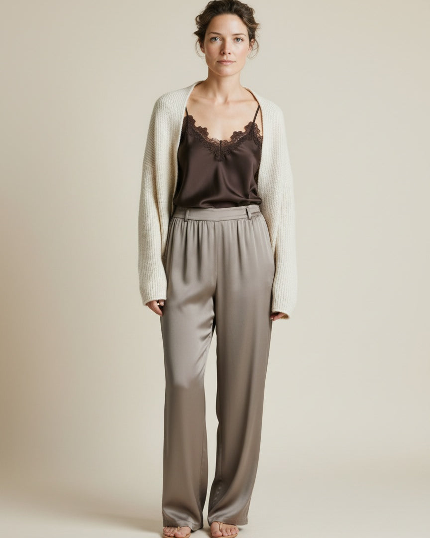 Full body view of the model wearing Copenhagen Muse Cmsilia-top Mulch
