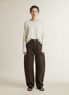Full body view of the model wearing Mac Los Angeles Jeans Dd Vintage Mocha Wash