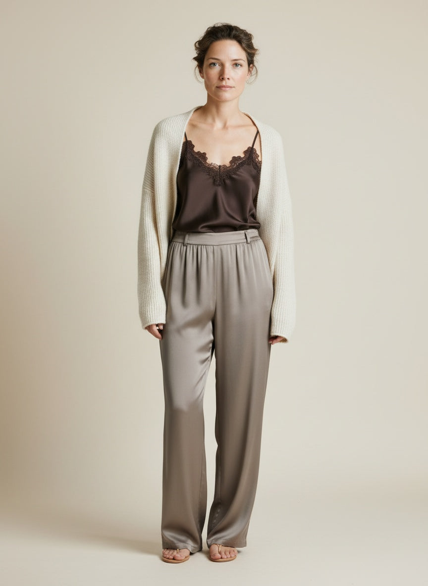 Full body view of the model wearing Copenhagen Muse Cmsilia-top Mulch