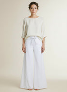 Full body view of the model wearing Mac Wide Jeans White Denim