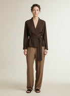 Full body view of the model wearing Summum Top Light Twill 754 Dark Chocolate