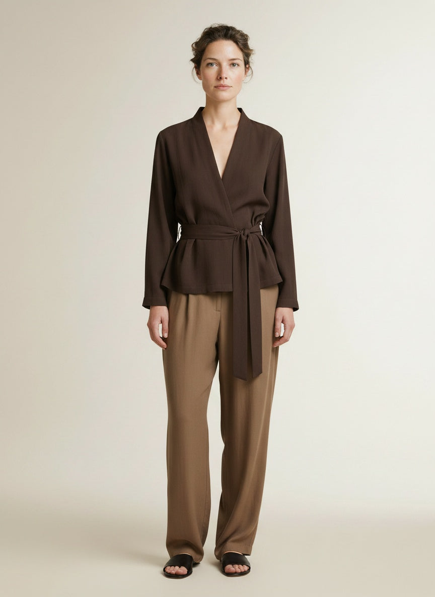 Full body view of the model wearing Summum Top Light Twill 754 Dark Chocolate