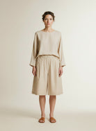 Full body view of the model wearing Msch Copenhagen Mschwiliane Hw Shorts Bleached Sand