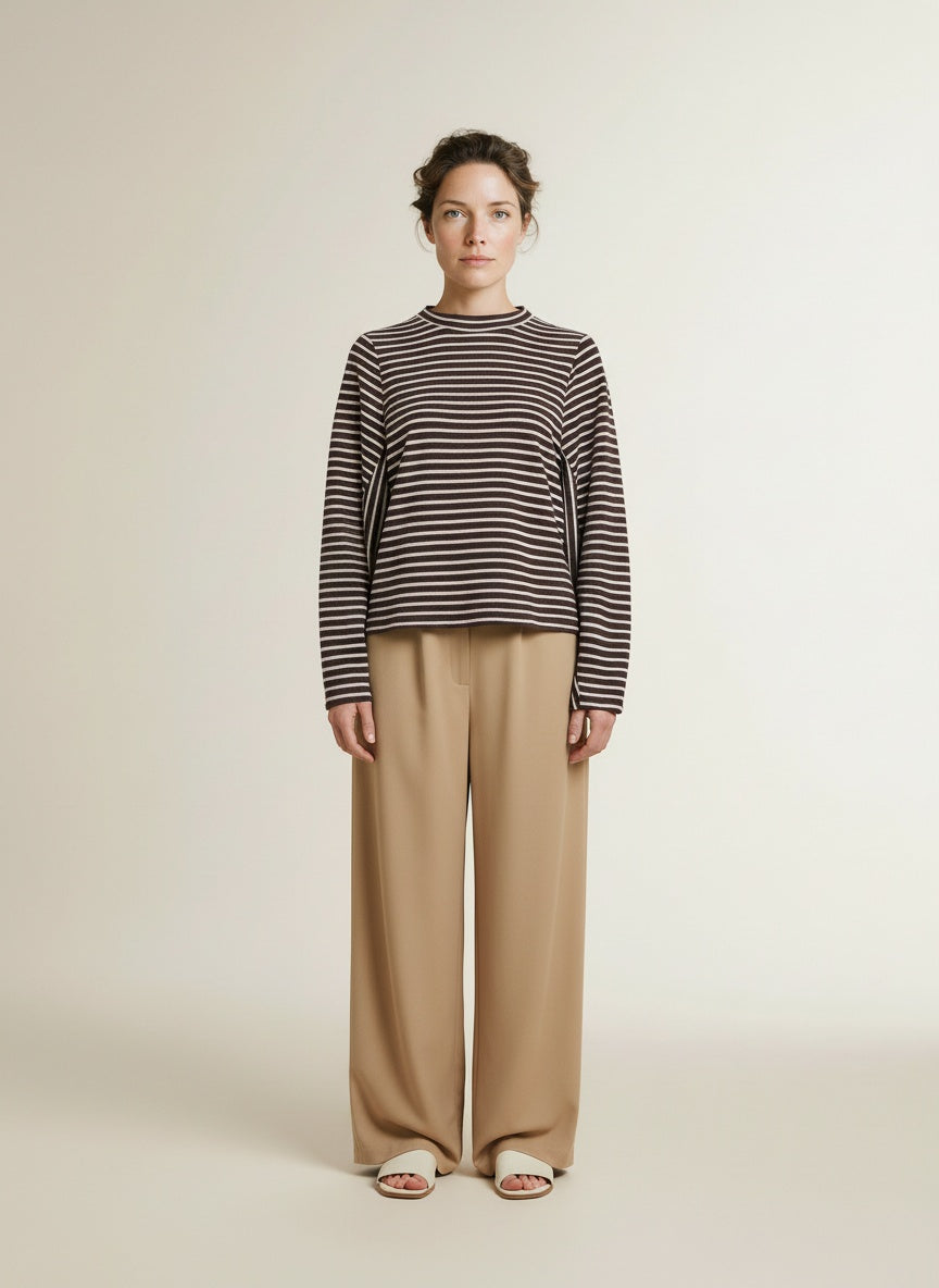Full body view of the model wearing Msch Copenhagen Mschsofia Sweatshirt Stp Molé Oatmeal