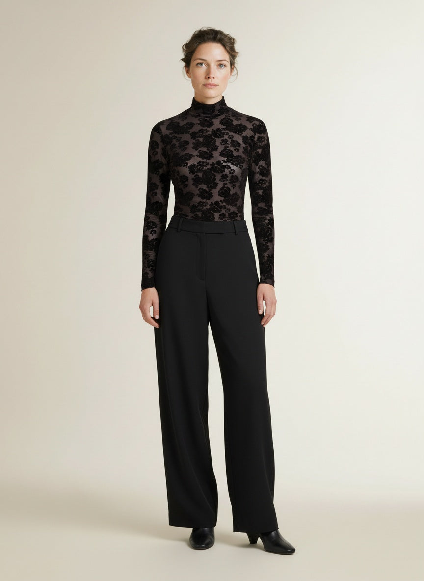 Full body view of the model wearing Msch Copenhagen Mschisa Illenora M Top Aop MolÃ© Flower